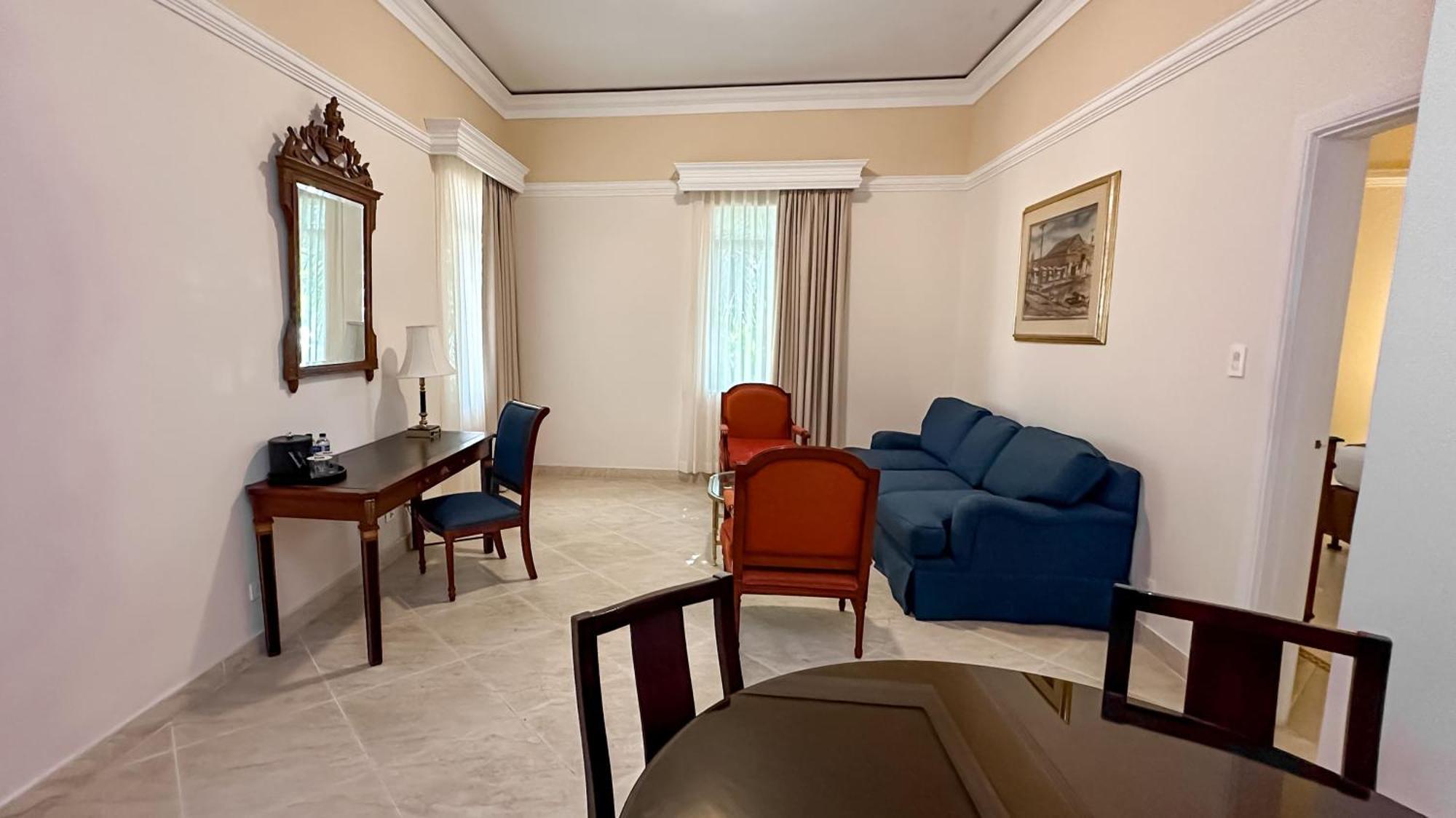 Hotel El Prado 바랑키야 외부 사진 A living room in a suite at the hotel
