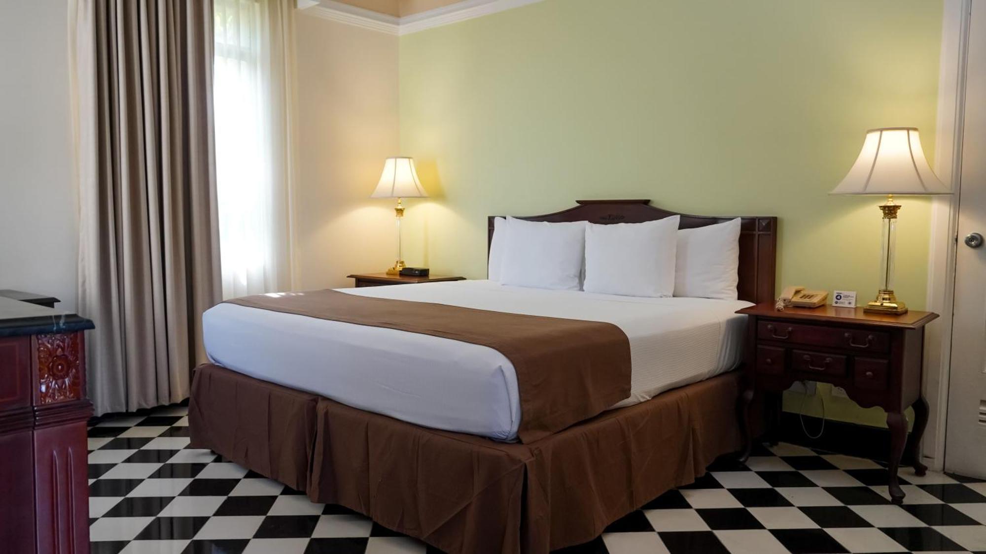 Hotel El Prado 바랑키야 외부 사진 A bed with a bed skirt