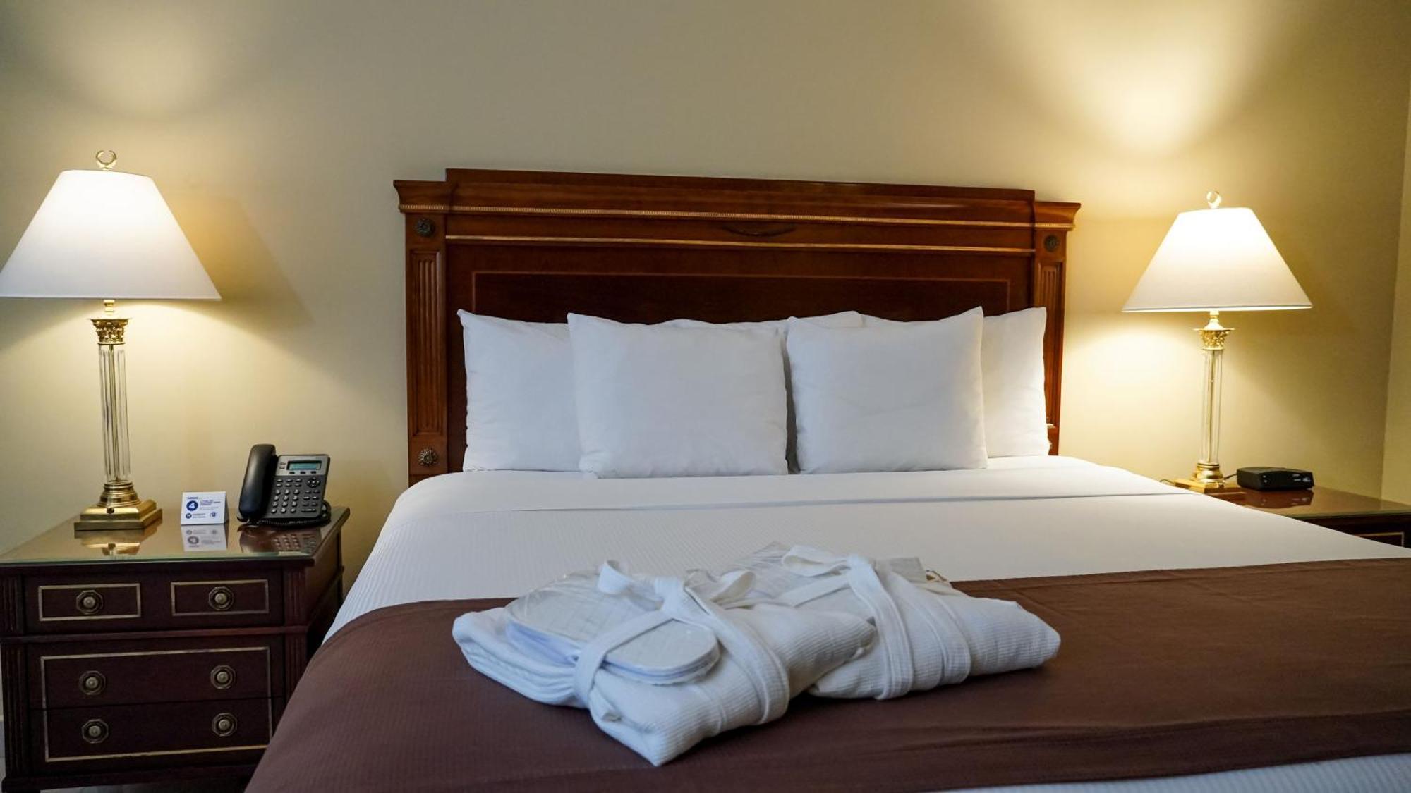 Hotel El Prado 바랑키야 외부 사진 A bed with a bathrobe