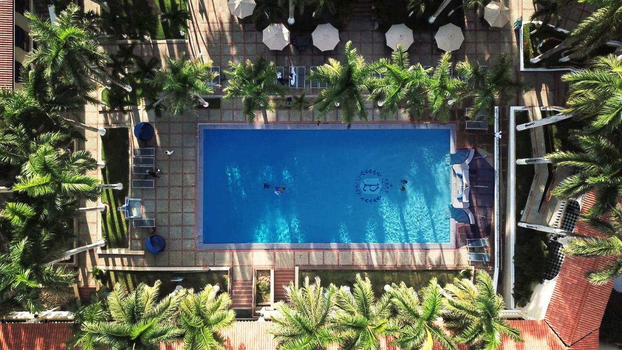 Hotel El Prado 바랑키야 외부 사진 The pool at the hotel